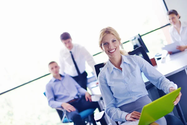 Femme d'affaires avec son personnel en arrière-plan au bureau — Photo