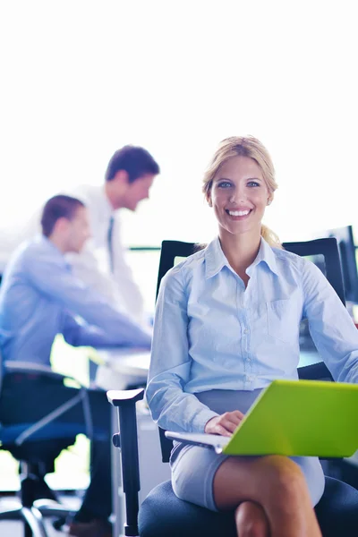 Affärskvinna med hennes personal i bakgrunden på kontor — Stockfoto
