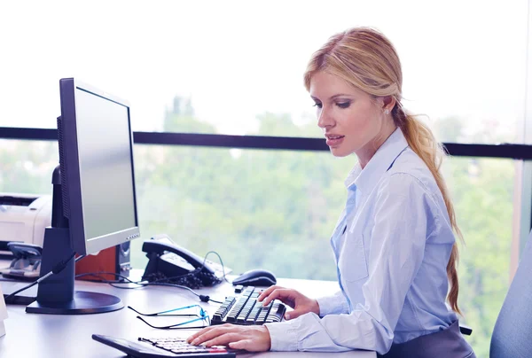 Femme d'affaires travaillant sur son bureau dans un bureau — Photo