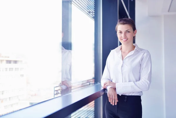 Femme d'affaires avec son personnel en arrière-plan au bureau — Photo