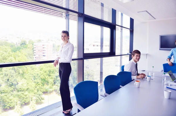 Mujer de negocios con su personal en segundo plano en la oficina — Foto de Stock