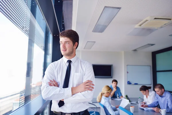 Zakenman op een bijeenkomst in offce met collega's in de pagina — Stockfoto