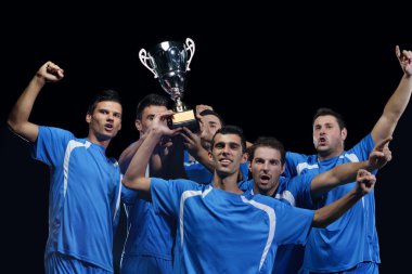 futbol oyuncuları zaferini kutluyor