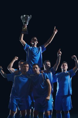 futbol oyuncuları zaferini kutluyor