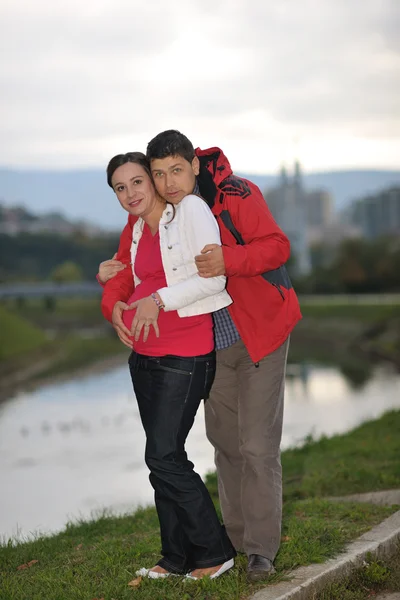 Casal feliz ao ar livre — Fotografia de Stock