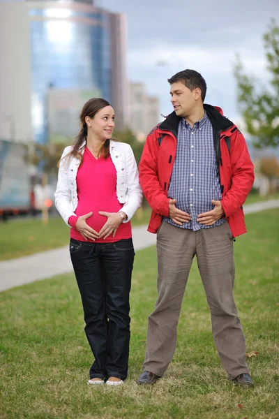 Pareja feliz al aire libre — Foto de Stock