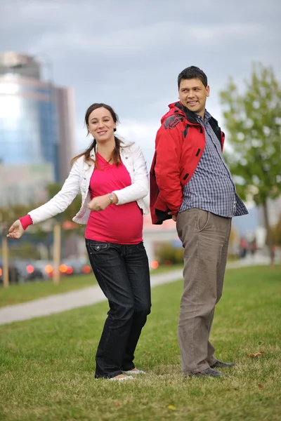 Pareja feliz al aire libre — Foto de Stock