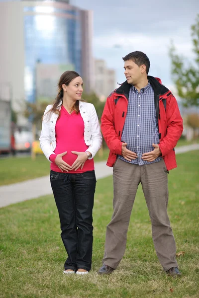 Couple heureux en plein air — Photo