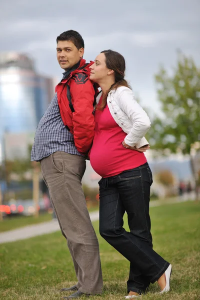 Pareja feliz al aire libre — Foto de Stock