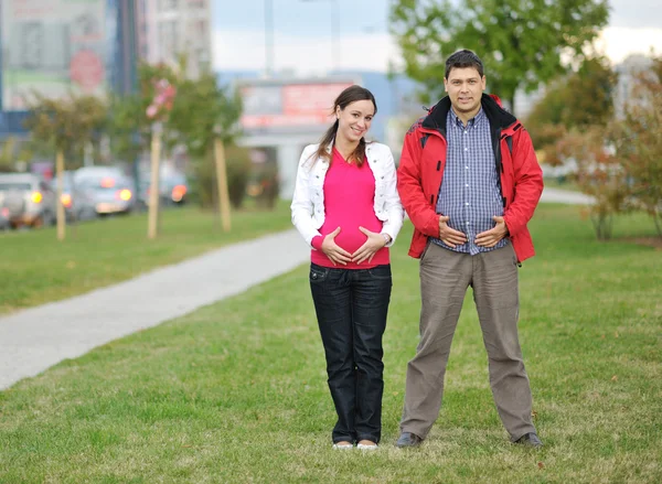 Pareja feliz al aire libre — Foto de Stock