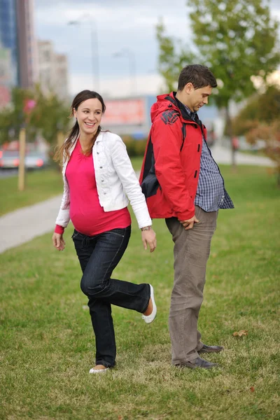 Casal feliz ao ar livre — Fotografia de Stock