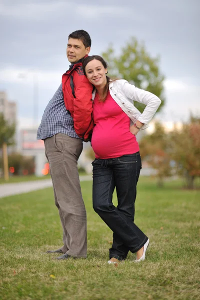 Casal feliz ao ar livre — Fotografia de Stock