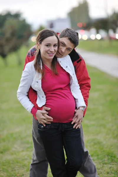 Gelukkige paar buiten — Stockfoto