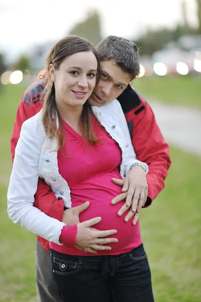 Glückliches Paar im Freien — Stockfoto