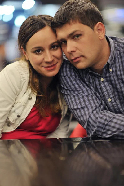 Pareja feliz al aire libre — Foto de Stock