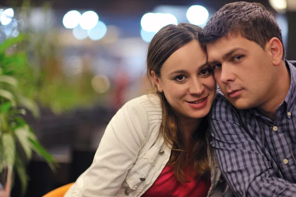 Pareja feliz al aire libre — Foto de Stock