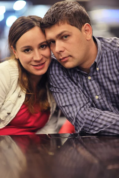 Pareja feliz al aire libre — Foto de Stock