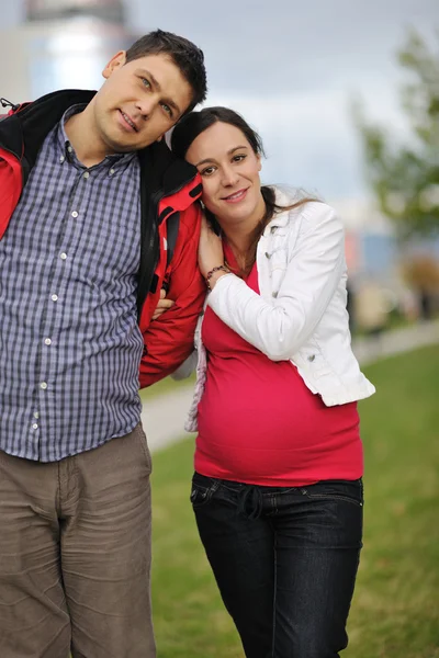 Casal feliz ao ar livre — Fotografia de Stock