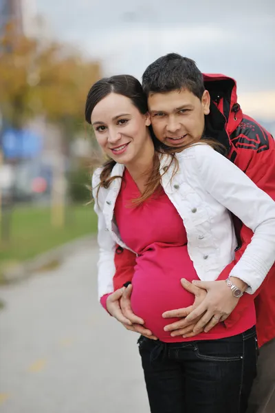 Casal feliz ao ar livre Imagem De Stock