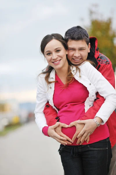 Gelukkige paar buiten Stockfoto