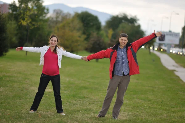 Pareja feliz al aire libre Imágenes de stock libres de derechos