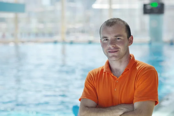 Glückliche Kindergruppe im Schwimmbad — Stockfoto