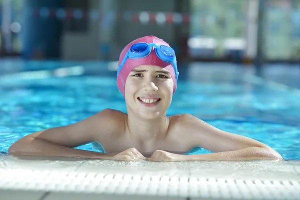 Niño feliz en la piscina — Foto de Stock