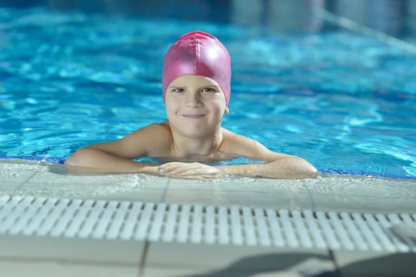 Bambino felice in piscina — Foto Stock