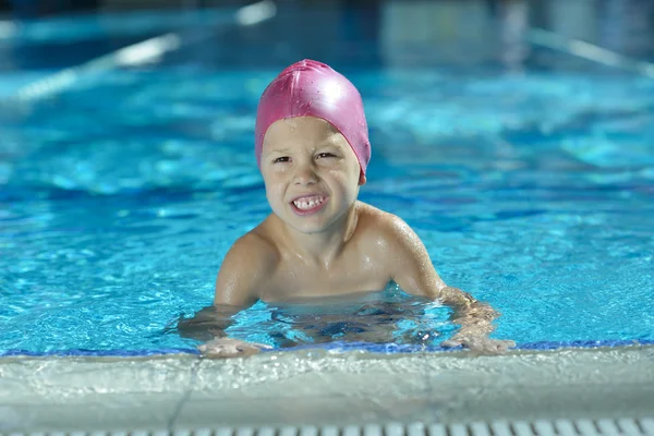 Щаслива дитина на басейні — стокове фото