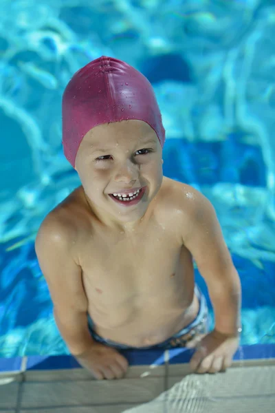 Criança feliz na piscina — Fotografia de Stock