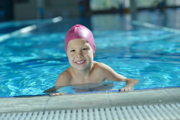 Niño feliz en la piscina —  Fotos de Stock