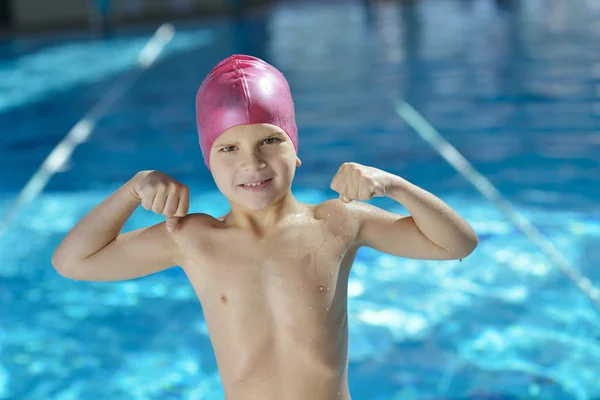 Niño feliz en la piscina — Foto de Stock