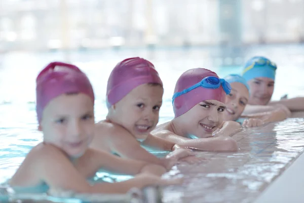 De gelukkige kinderen groep bij zwembad — Stockfoto