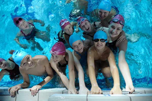 Grupo de crianças felizes na piscina — Fotografia de Stock