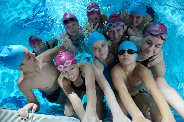 Grupo de crianças felizes na piscina — Fotografia de Stock