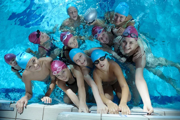Gruppo di bambini felici in piscina — Foto Stock