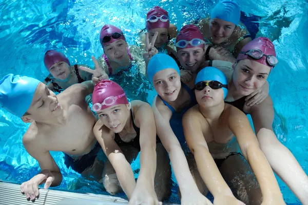 Glada barn gruppen vid poolen — Stockfoto