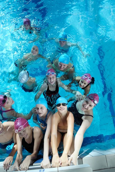 Heureux groupe d'enfants à la piscine — Photo