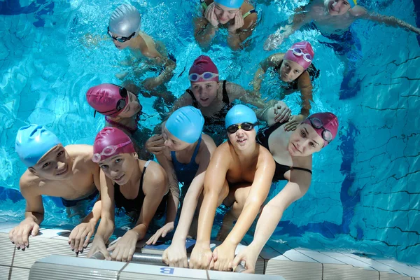 Happy children group at swimming pool — Stock Photo, Image