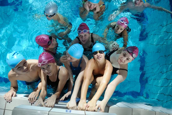 Glückliche Kindergruppe im Schwimmbad — Stockfoto