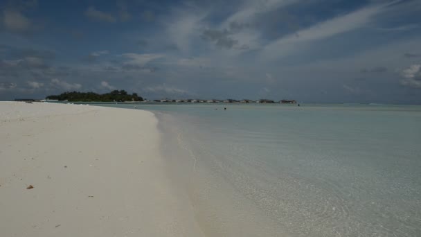 Hermosa playa y mar tropical — Vídeos de Stock