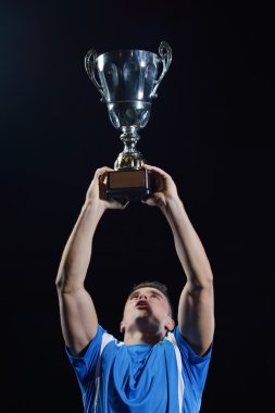 futbol oyuncuları zaferini kutluyor