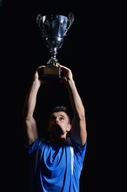 futbol oyuncuları zaferini kutluyor