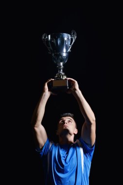 futbol oyuncuları zaferini kutluyor