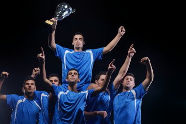 futbol oyuncuları zaferini kutluyor