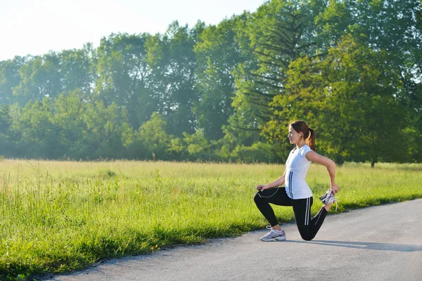 Kadın fitness önce germe — Stok fotoğraf