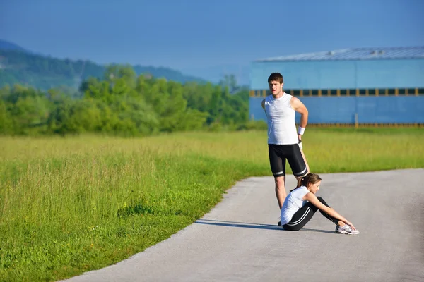 Hacer ejercicio de estiramiento después de trotar — Foto de Stock