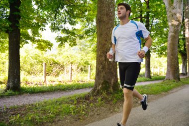 Genç çift sabah koşuyor.