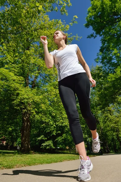 Giovane bella donna che fa jogging al mattino nel parco — Foto Stock