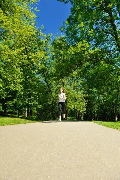 Joven hermosa mujer corriendo por la mañana en el parque — Foto de Stock